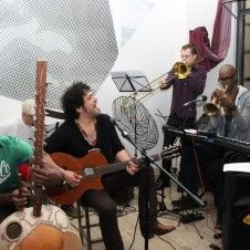 Coki Marquez występ w klubokawiarni Między Nami Café .